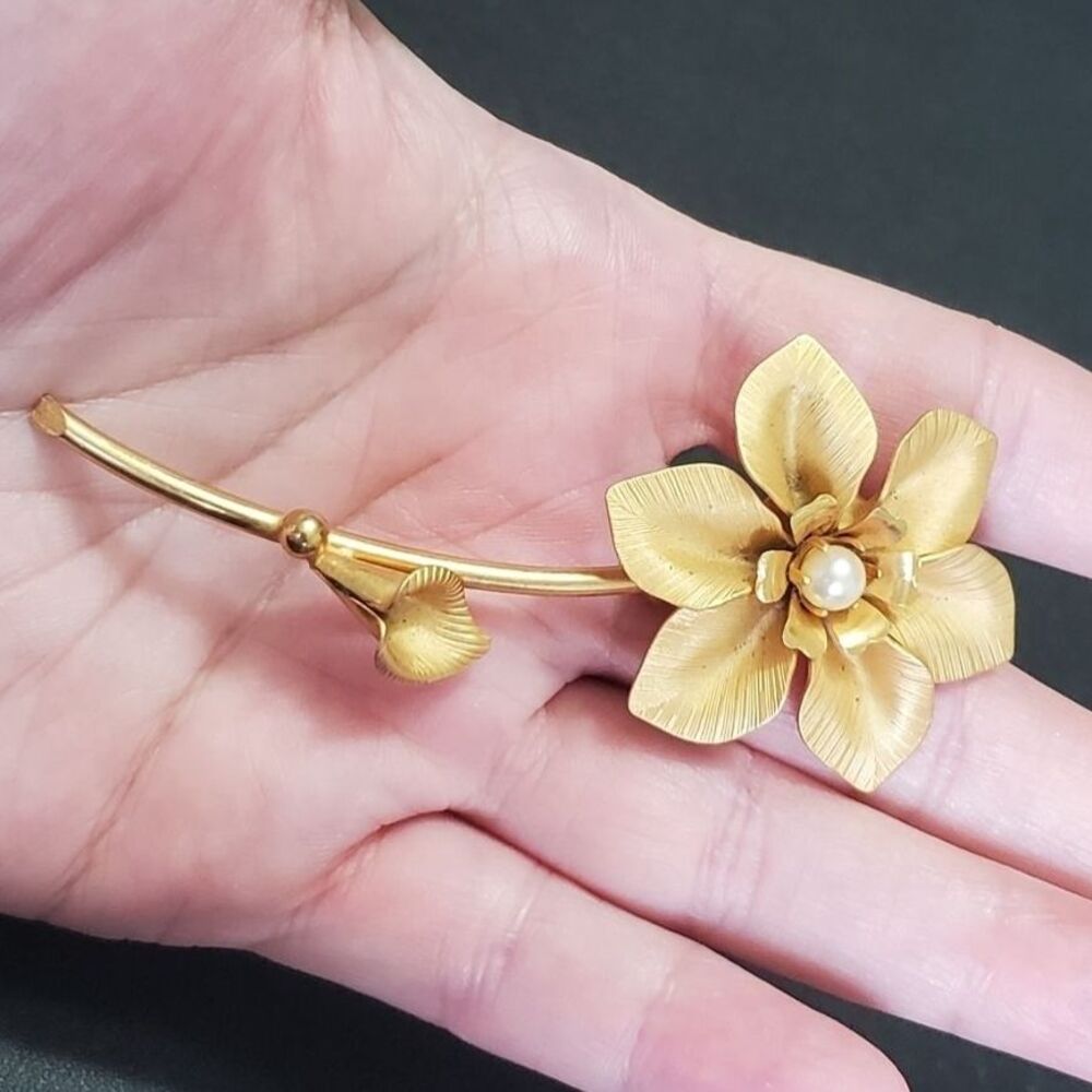 Vintage gold tone faux pearl flower brooch